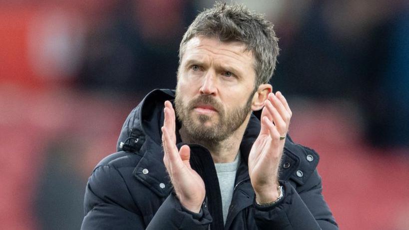 Michael Carrick applaudit ses mains