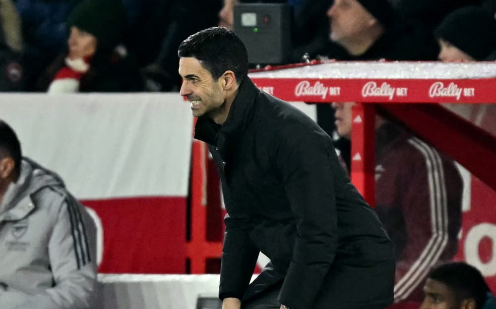 Mikel Arteta observant le match Arsenal contre Nottingham Forest