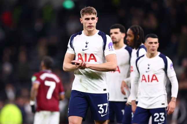 Micky van de Ven applaudit les supporters