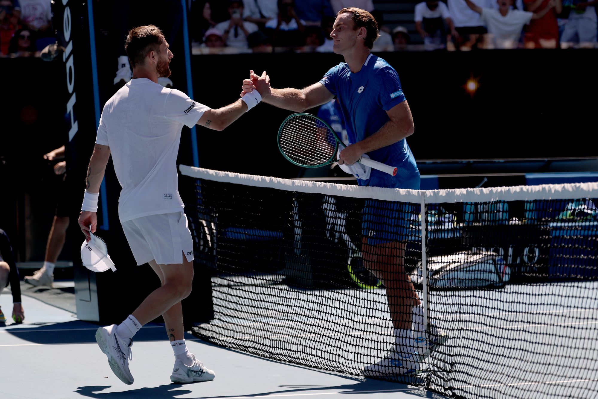 Corentin Moutet et Tristan Schoolkate se serrent la main