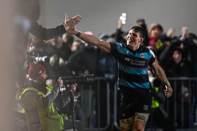 Rory Darge des Glasgow Warriors fête avec les supporters