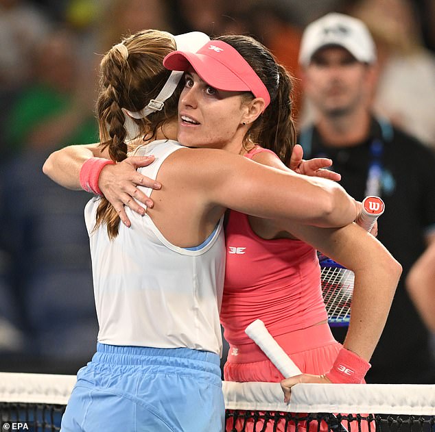 Birrell et Inglis lors du duel, amies de longue date