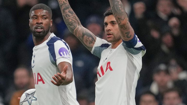 Cristian Romero (à droite) célèbre l'ouverture du score pour Tottenham