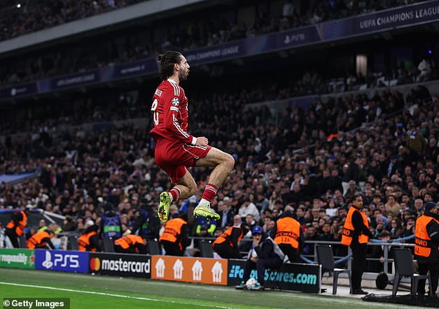 Szoboszlai frappe sur coup franc