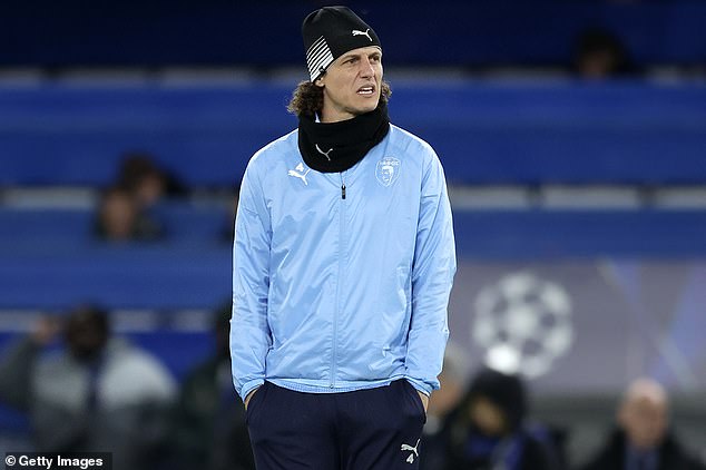 David Luiz remettant un maillot signé à Brian Pullman après le match à Chelsea