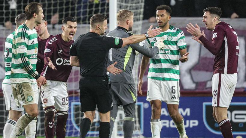 Arbitre Steven McLean montre initialement un carton jaune à Auston Trusty avant l intervention du VAR