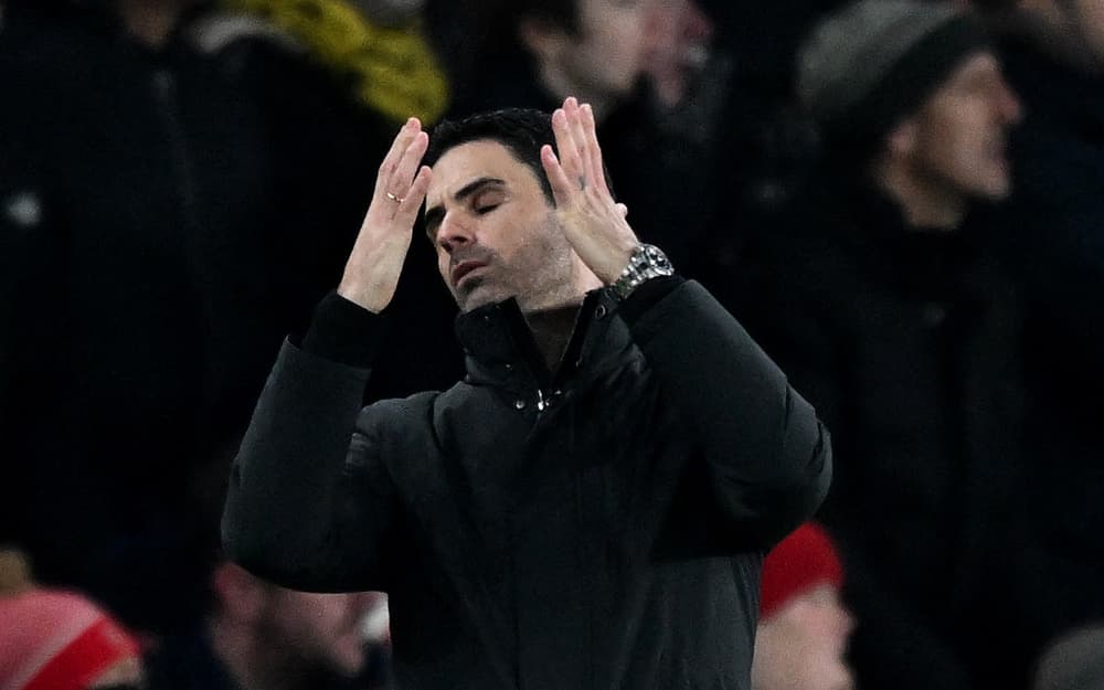 Gary Neville sur le banc lors du match Arsenal-Man United