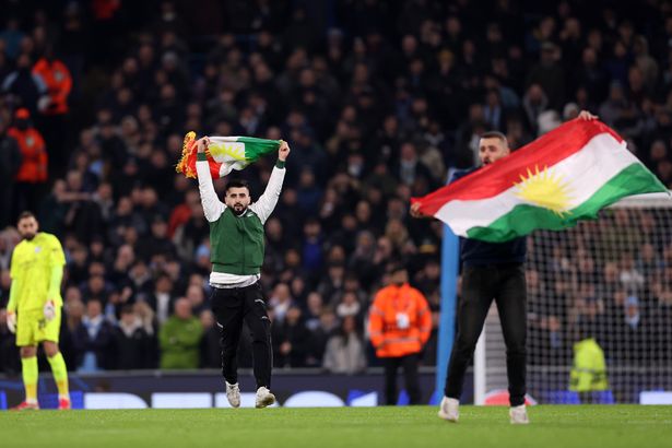 Supporters avec des drapeaux Kurdistan sur le terrain