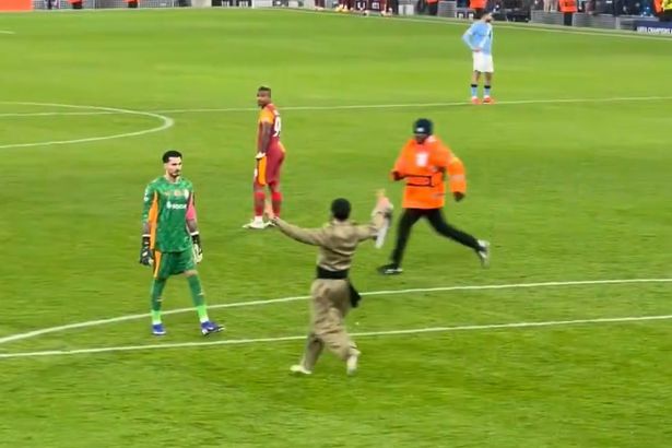 Poursuivant les protestataires sur la pelouse de l'Etihad