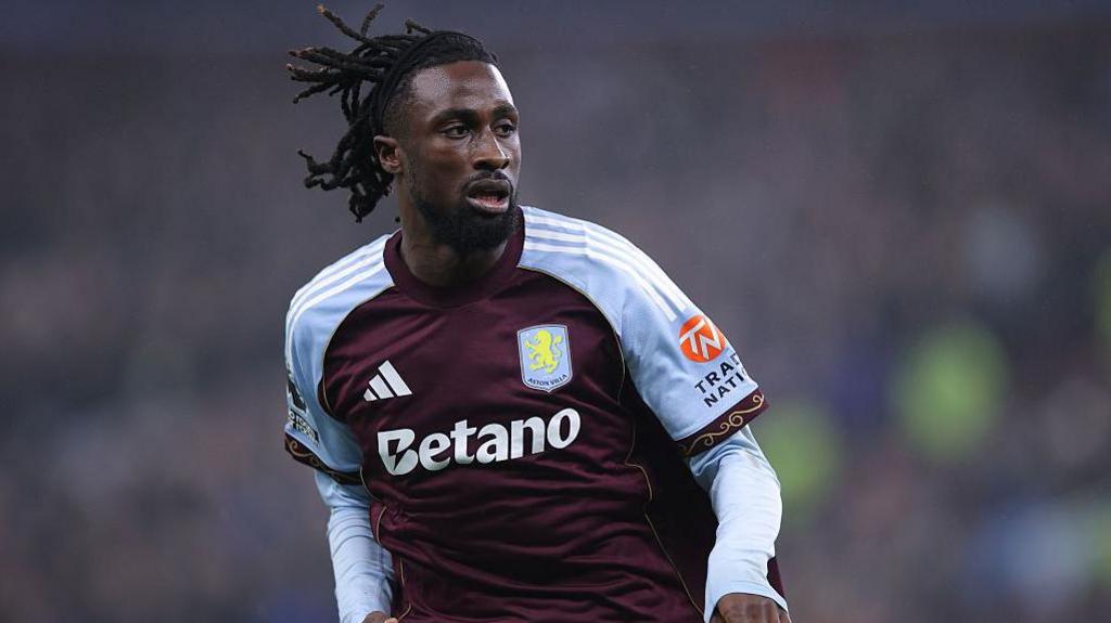 Evann Guessand en tenue Aston Villa