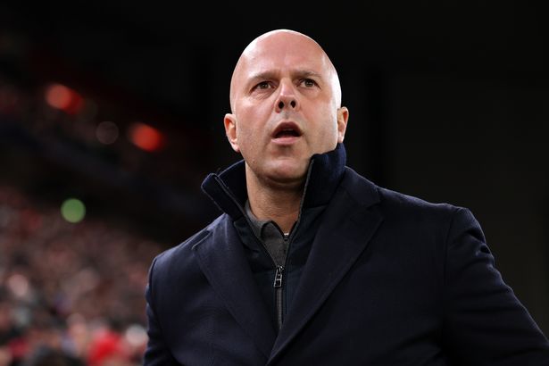 Arne Slot observant le travail des joueurs