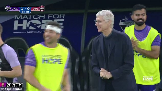 Arsene Wenger souriant en voyant Team Chunkz prendre l’avance