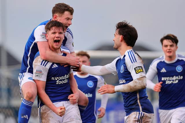 Glenavon célèbre le but décisif contre Cliftonville