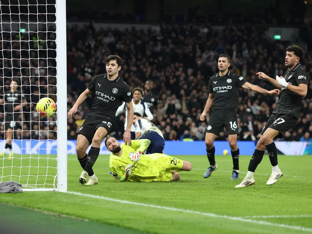 Pep Guardiola critique une décision controversée lors du match Manchester City vs Tottenham