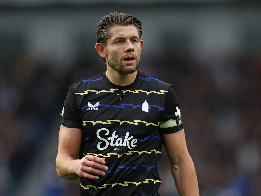 James Tarkowski félicite ses coéquipiers d'Everton après un match crucial