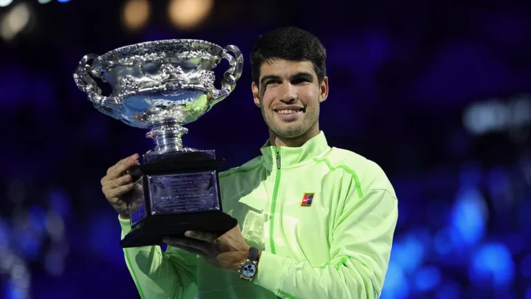 Carlos Alcaraz célèbre sa victoire à l'Open d'Australie avec un tatouage de kangourou