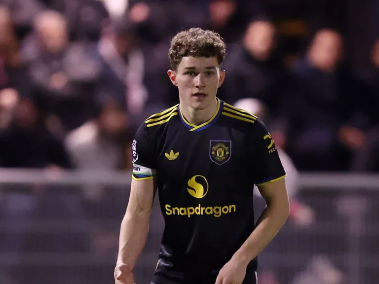 Manchester United : départ imminent de Jacob Devaney en prêt