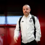 Benjamin Sesko célèbre sa victoire avec Manchester United à Old Trafford