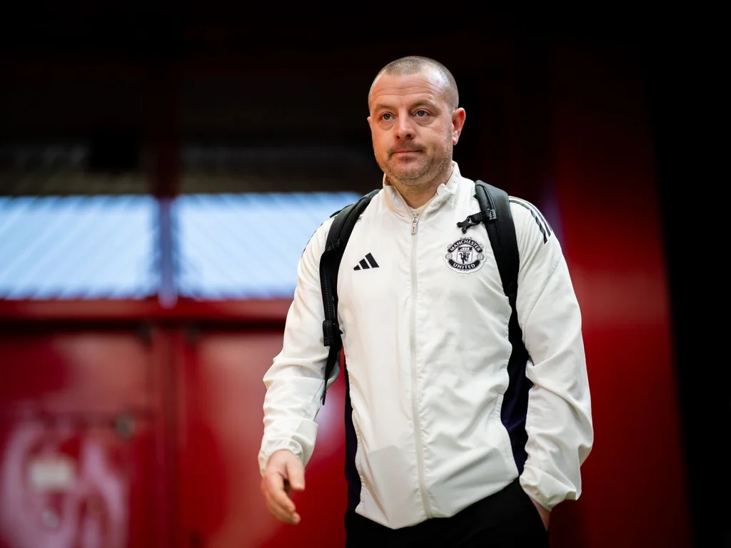 Benjamin Sesko célèbre sa victoire avec Manchester United à Old Trafford