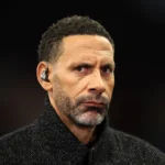Rio Ferdinand critique la durée de la VAR lors du match Fulham vs Manchester United