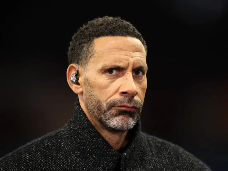 Rio Ferdinand critique la durée de la VAR lors du match Fulham vs Manchester United