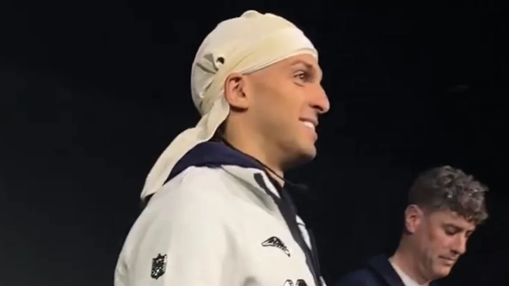 Mack Hollins, la star des Patriots, va barefoot au Super Bowl LX