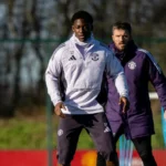 Michael Carrick relance la jeunesse de Manchester United avec Mainoo