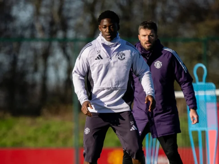 Michael Carrick relance la jeunesse de Manchester United avec Mainoo