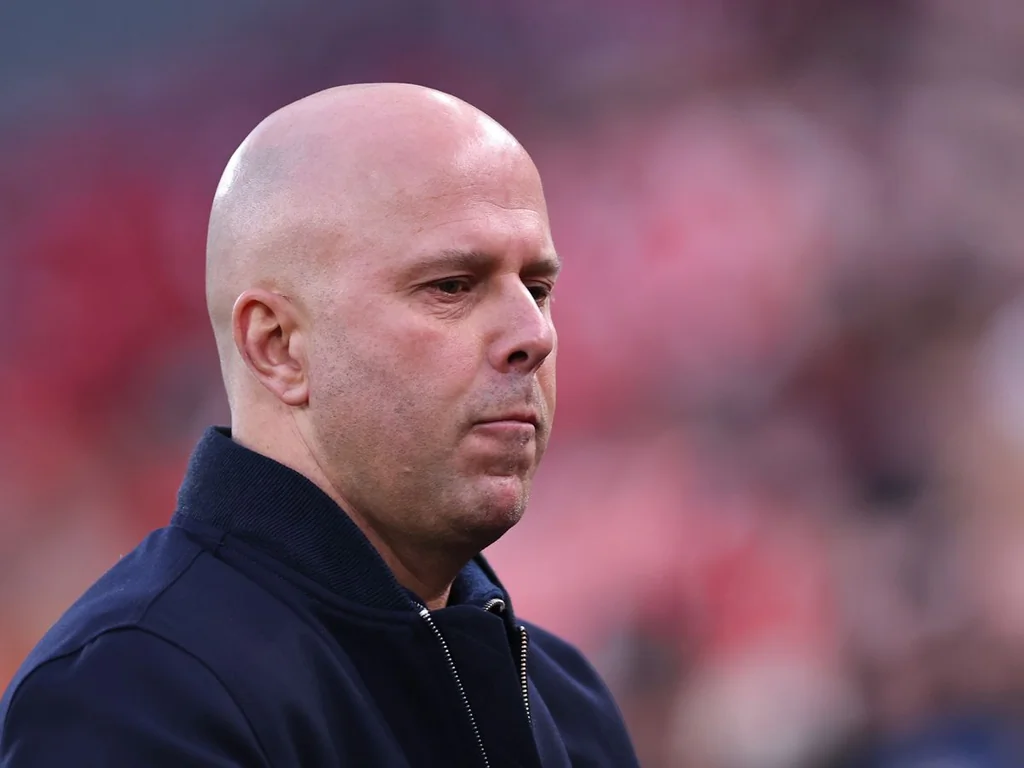 Arne Slot met en garde Liverpool pour la Ligue des Champions après la montée d'Aston Villa