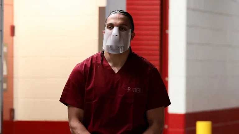 Mack Hollins arrive au Super Bowl LX dans une tenue insolite barefoot et en handcuffs