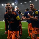 Eddie Howe félicite Jacob Ramsey et Anthony Elanga pour leur performance à Newcastle