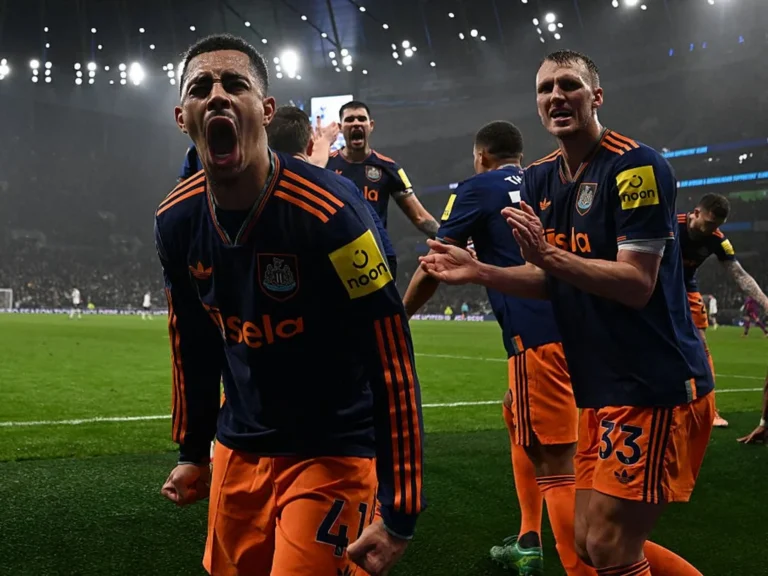 Eddie Howe félicite Jacob Ramsey et Anthony Elanga pour leur performance à Newcastle