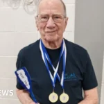 Un champion de trampoline britannique à 91 ans continue de remporter des médailles