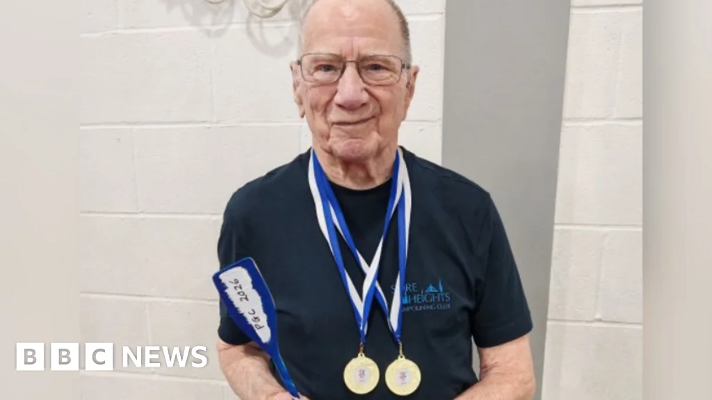 Un champion de trampoline britannique à 91 ans continue de remporter des médailles