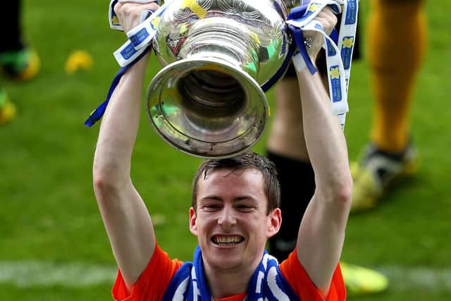 Andy McGrory célèbre la Coupe dIrlande avec Glenavon en 2014