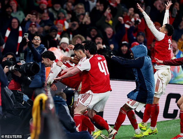 Arsenal célèbrent leur accès à la finale de la Carabao Cup