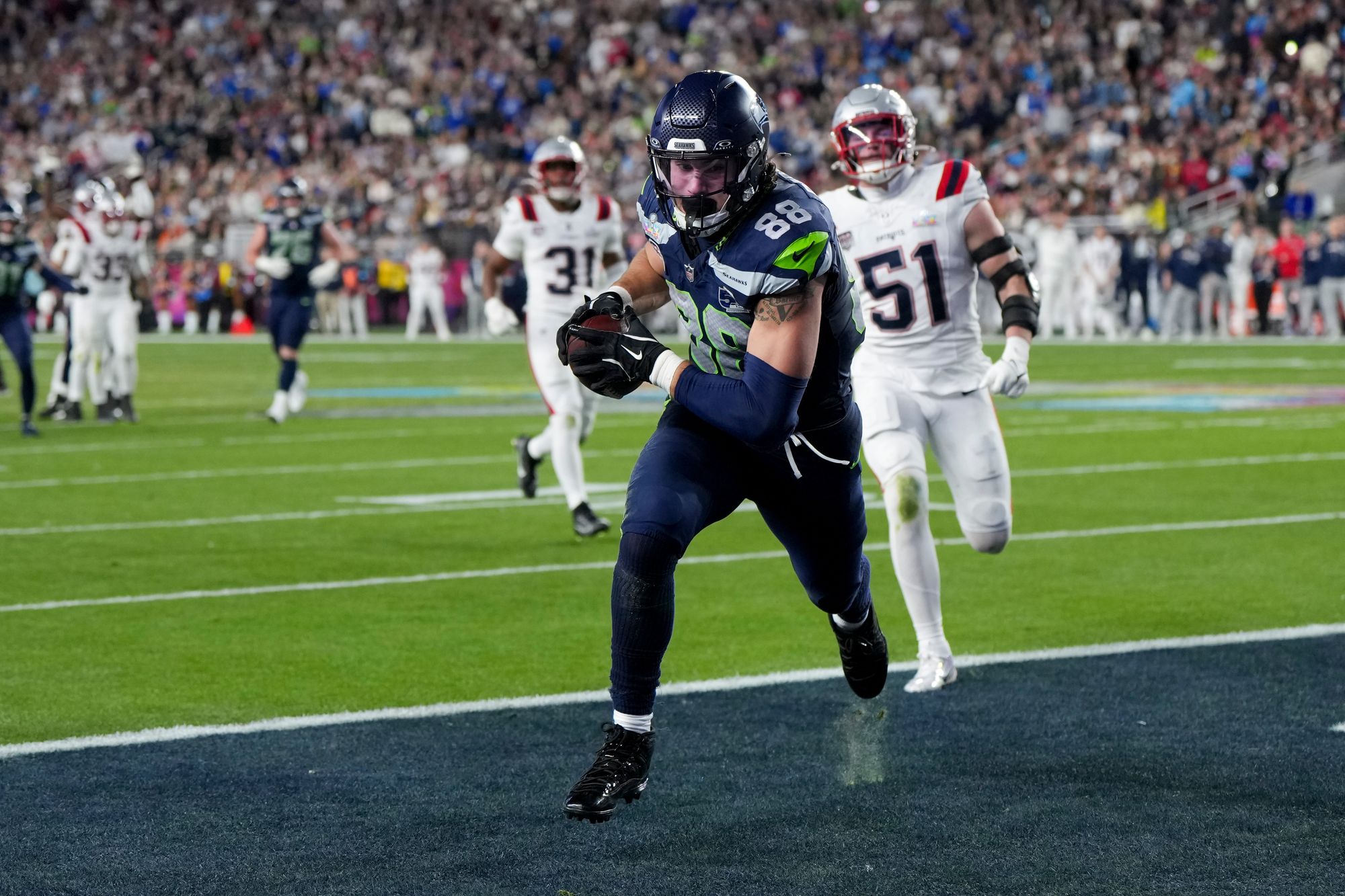 AJ Barner réceptionne une touchdown