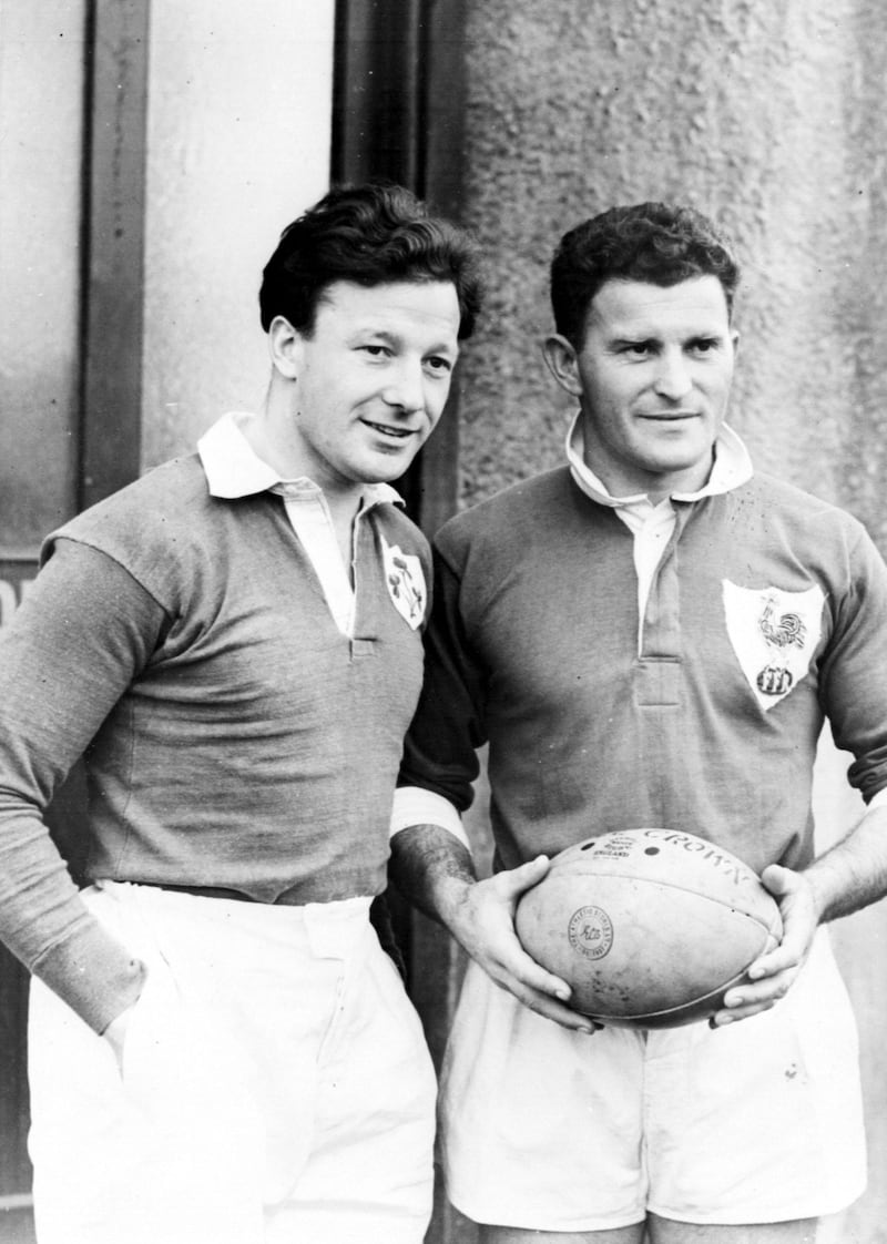 Jack Kyle avec le capitaine Jean Pratt avant le match international à Ravenhill en Belfast en 1953