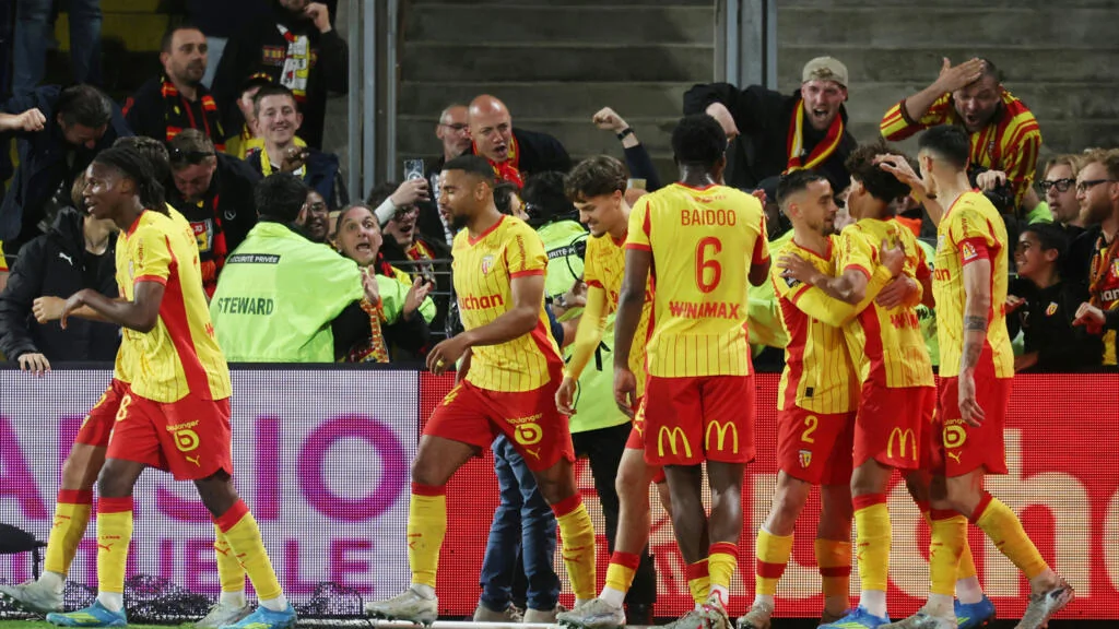 Les joueurs de Lens célèbrent le but décisif contre Nantes en Ligue 1