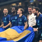 Cristian Chivu et les joueurs de l’Inter célèbrent le titre de Serie A à San Siro