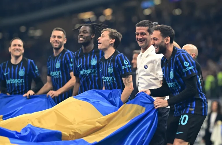 Cristian Chivu et les joueurs de l’Inter célèbrent le titre de Serie A à San Siro