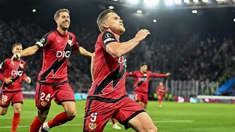 Alemão célèbre son but avec le Rayo Vallecano contre Strasbourg en Ligue Conférence