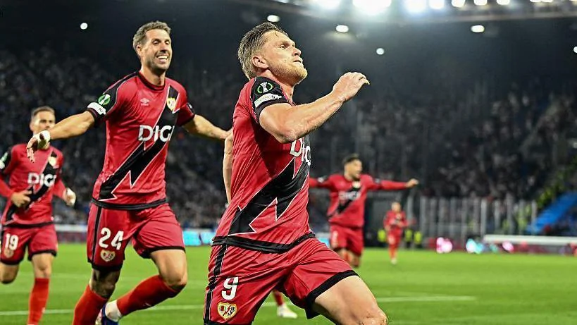 Alemão célèbre son but avec le Rayo Vallecano contre Strasbourg en Ligue Conférence