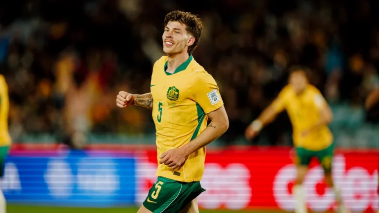 Jordan Bos avec les Socceroos pendant la préparation de la Coupe du monde 2026