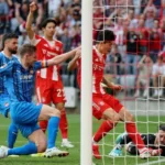 Michael Olise célèbre l'égalisation du Bayern contre Heidenheim avant le retour face au PSG