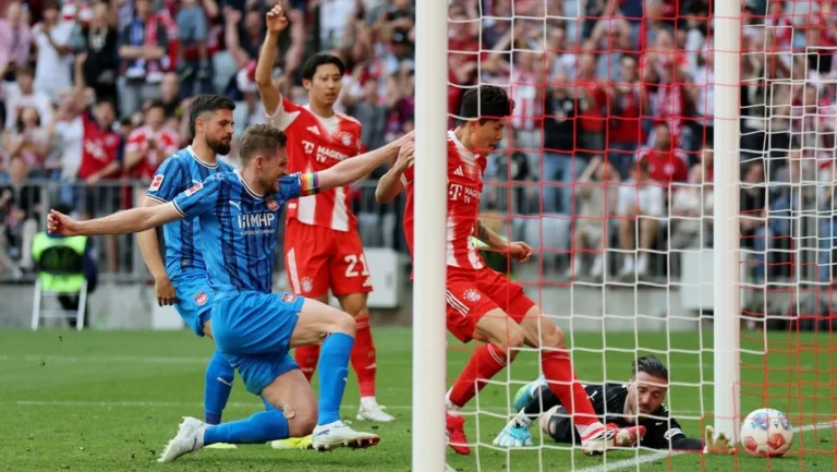 Michael Olise célèbre l'égalisation du Bayern contre Heidenheim avant le retour face au PSG
