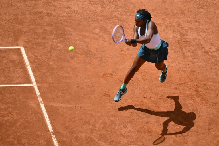 Coco Gauff renverse Iva Jovic à Rome et file en quarts après avoir sauvé une balle de match