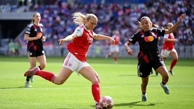 Smilla Holmberg d’Arsenal sous la pression de l’OL Lyonnes en demi-finale