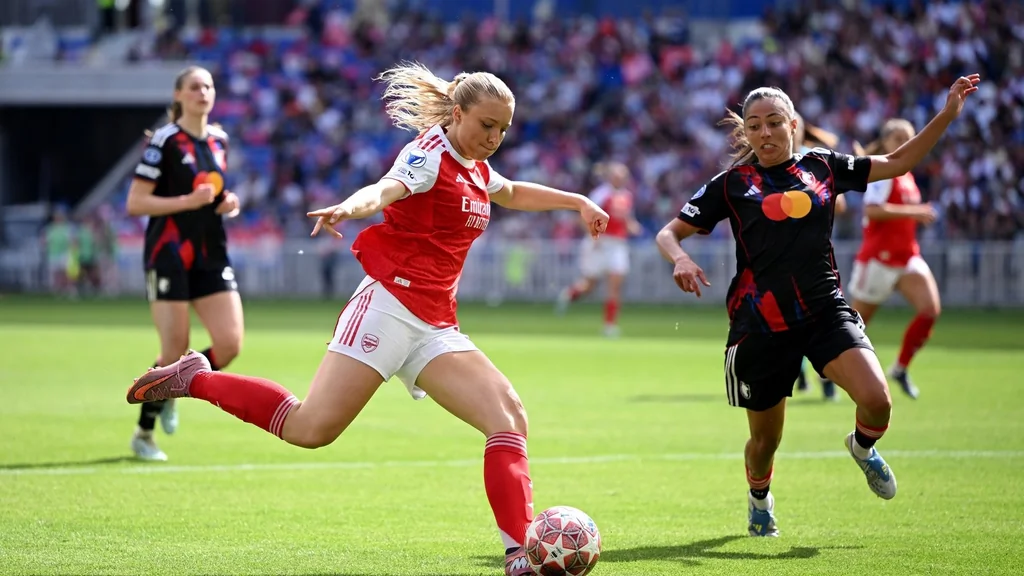 Smilla Holmberg d’Arsenal sous la pression de l’OL Lyonnes en demi-finale