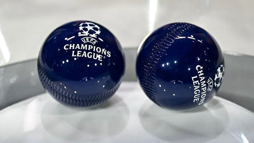 Ballon officiel de la Ligue des champions UEFA sur fond de stade